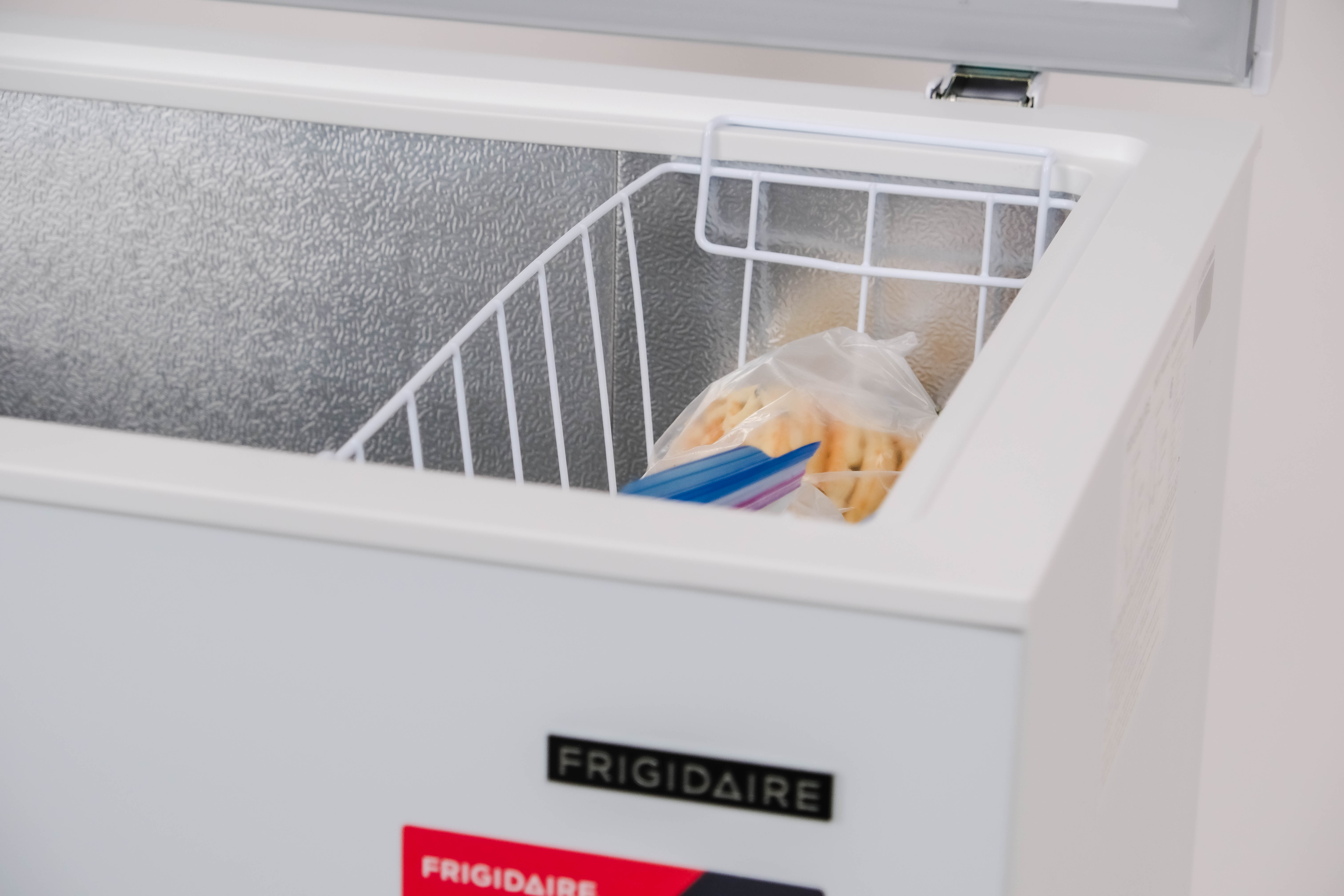 Congélateur coffre Frigidaire 7 pi³ (198 L) pour garage, cuisine ou sous-sol, grande capacité de stockage, blanc
