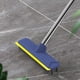 thumbnail image 1 of Cepillo para fregar pisos con mango, 2 en 1, raspa y cepilla, cepillo para bañeras y azulejos para limpiar baños, patios, cocinas y paredes. Escoba portátil., 1 of 7