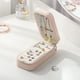 thumbnail image 3 of Qarigey Caja de joyería Cajas lisas de cuero Estuche clásico exquisito Maquillaje Organizador de cosméticos DIY para anillos Barras de labios Ropa, zapatos y accesorios Miscelánea Blanco Qarigey AP016746-01, 3 of 6