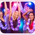 thumbnail image 4 of Collar Sherr con forma de leis hawaiano LED, 48 unidades, 100 cm, color morado, 4 of 8