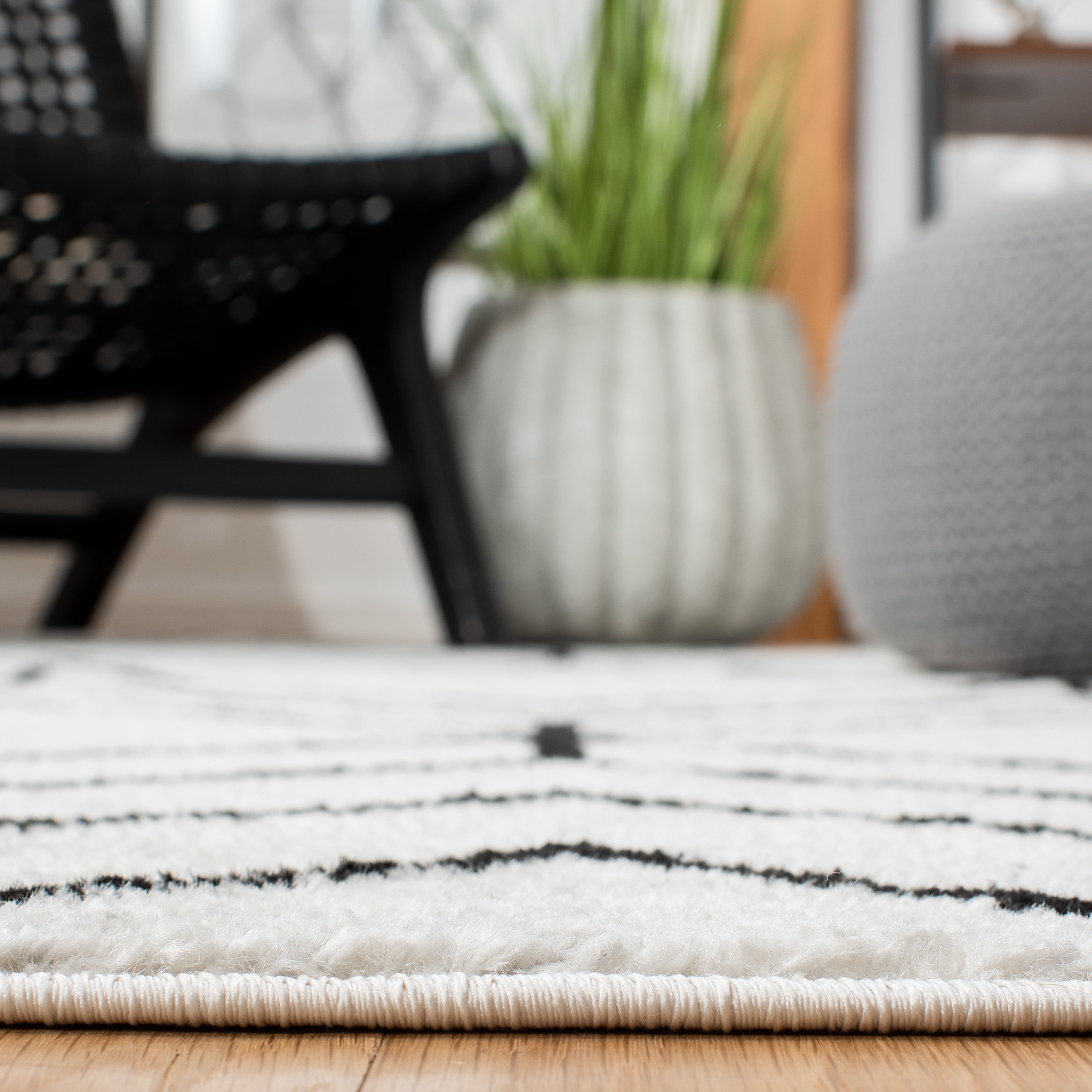 SAFAVIEH Adirondack Caitriona Geometric Squares Area Rug, Light Grey/Black, 6' x 6' Round