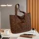 thumbnail image 5 of Bolsa de almacenamiento de pana estampada, de gran capacidad, con detalle de lona de fresa | Bolso de mano ligero y moderno para viajes, compras y uso diario., 5 of 6