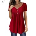 thumbnail image 4 of Qarigey Camiseta de mujer con cuello en V Blusa de manga corta Botón casual Top plisado Prendas para la parte del cuerpo Rojo S Qarigey AP001823-16, 4 of 5