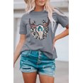 thumbnail image 4 of ABPHQTO Camiseta gráfica de manga corta con estampado en forma de corazón y bandera LOVE US negra para mujer, 4 of 5