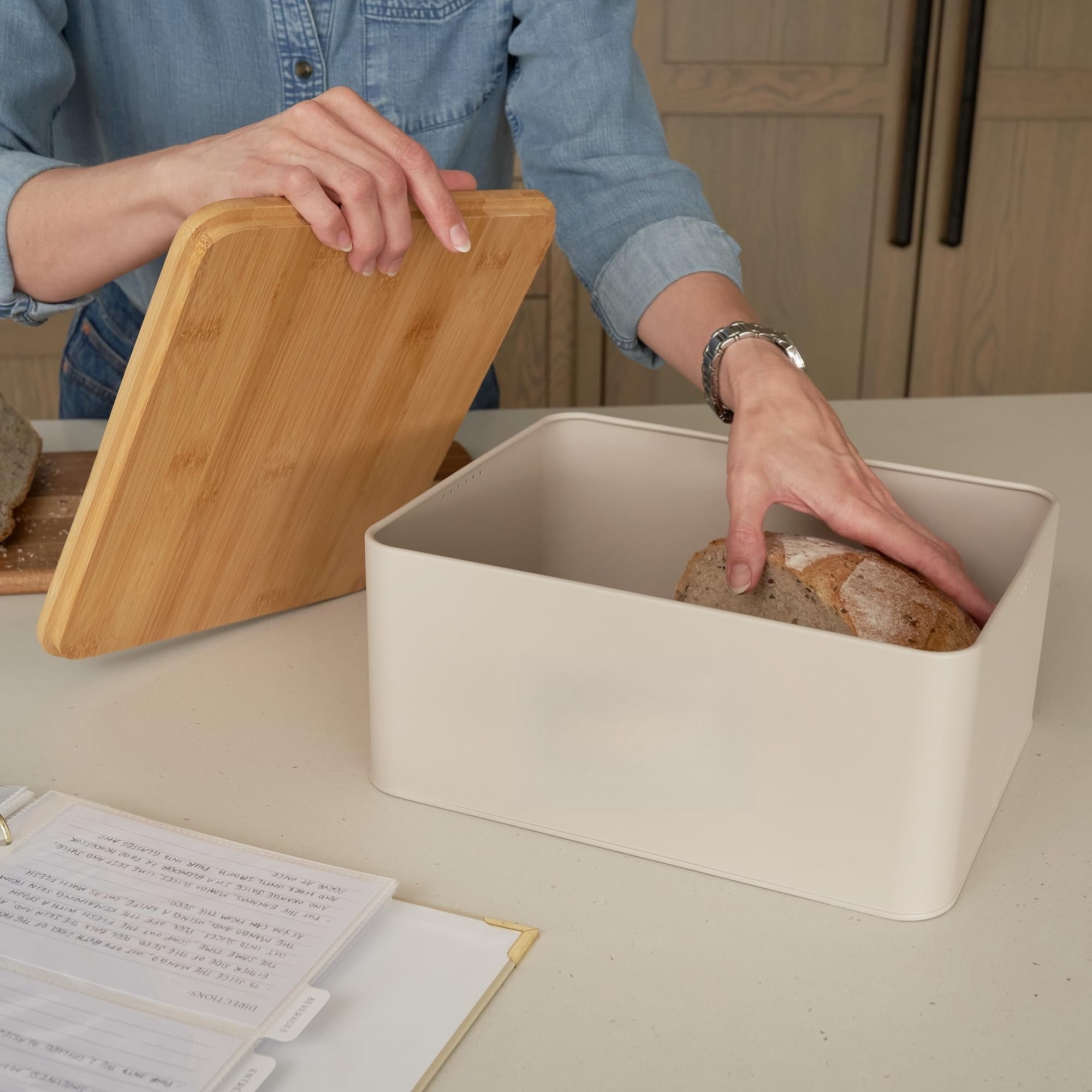 Exquisite handcrafted wooden-lid bread box – the spacious container is perfect for storing homemade bread, English muffins and bagels – the premium cutting board lid keeps the bread fresh.