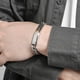 thumbnail image 2 of Pulsera de acero inoxidable con cadena cubana de 21 cm en tono dorado para hombre, 2 of 2