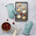 thumbnail image 2 of Juego de guantes de cocina KitchenAid Asteroid Aqua Sky de 7 x 12,5 cm, 2 piezas, 2 of 6