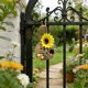 thumbnail image 5 of Adorno colgante de colmena Apis Honeycomb Abejas de panal: colgante de paja caqui tejido y lino, decoración de colmena rural de girasol para balcón de jardín interior exterior, 5 of 6
