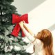 thumbnail image 1 of Adorno de lazo de Navidad | Gran decoración navideña de lentejuelas | Rojo, Dorado, Plata, Negro, Rosa | Tela de 12"x8" | Acento llamativo de ventana y árbol de Navidad | Decoración festiva duradera, 1 of 8