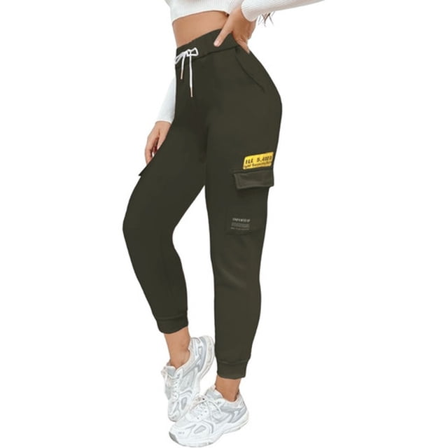 pants mujer térmico casual jogger dama pans relax legin gym lole pants Verde, vista 3/4 frontal; jogger de cintura alta con cordón blanco, ajuste elástico al tobillo y silueta slim. Tela térmica y superelástica según especificaciones; bolsillo cargo con solapa y parche amarillo en muslo derecho. Ideal para uso diario, yoga y fitness.