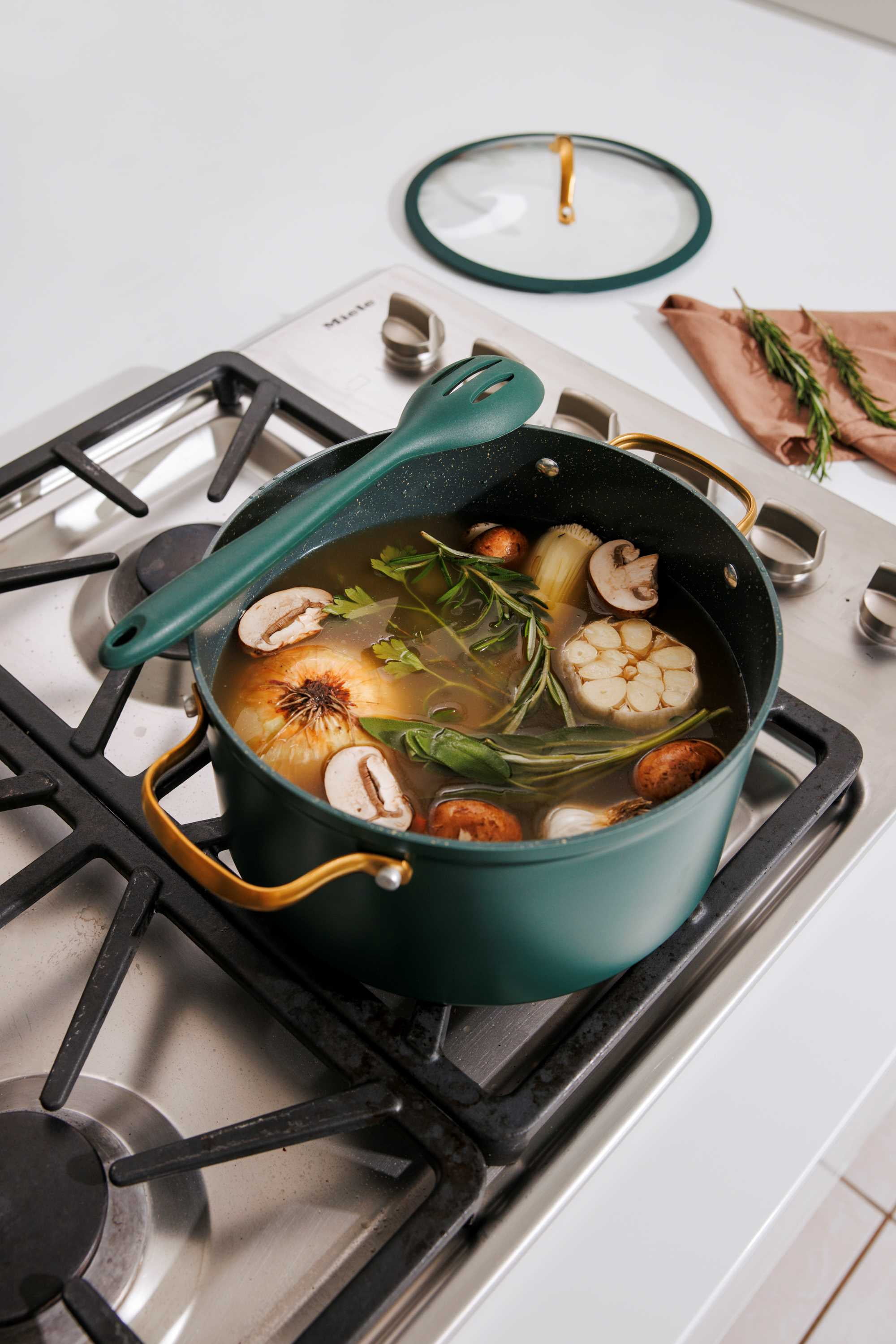 Thyme & Table 32-Piece Aluminum Cookware Set - Green