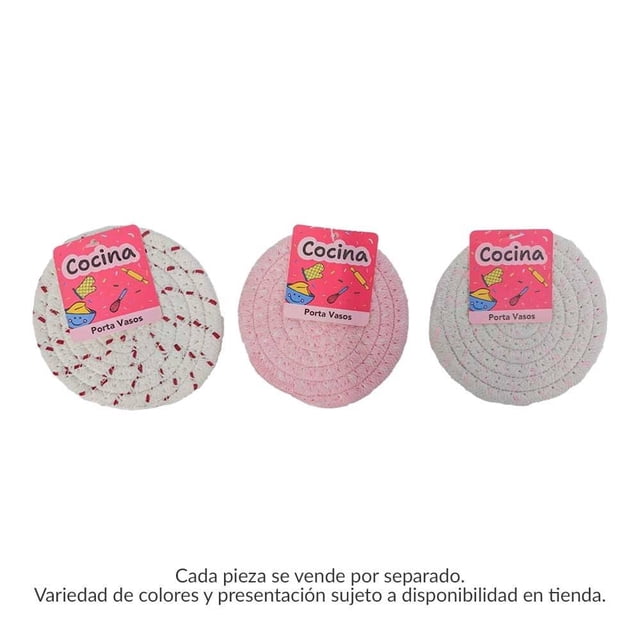 portavasos prichos varios modelos 1 pieza PRICHOS posavasos redondo tejido, vista frontal con un posavasos en primer plano y etiqueta rosa "Cocina" visible; tejido de hilo en blanco con motas rojas, textura trenzada, fondo blanco, ideal para mesa y regalo.