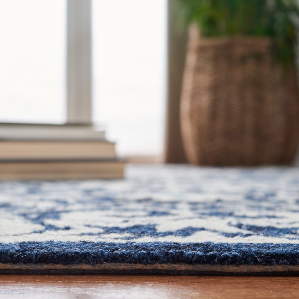SAFAVIEH Roslyn Aleta Geometric Area Rug, Navy/Light Blue, 7' x 7' Square