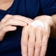 thumbnail image 4 of Cream Advanced Clinicals Dark Spot Vitamina C, paquete de 2, 4 of 4