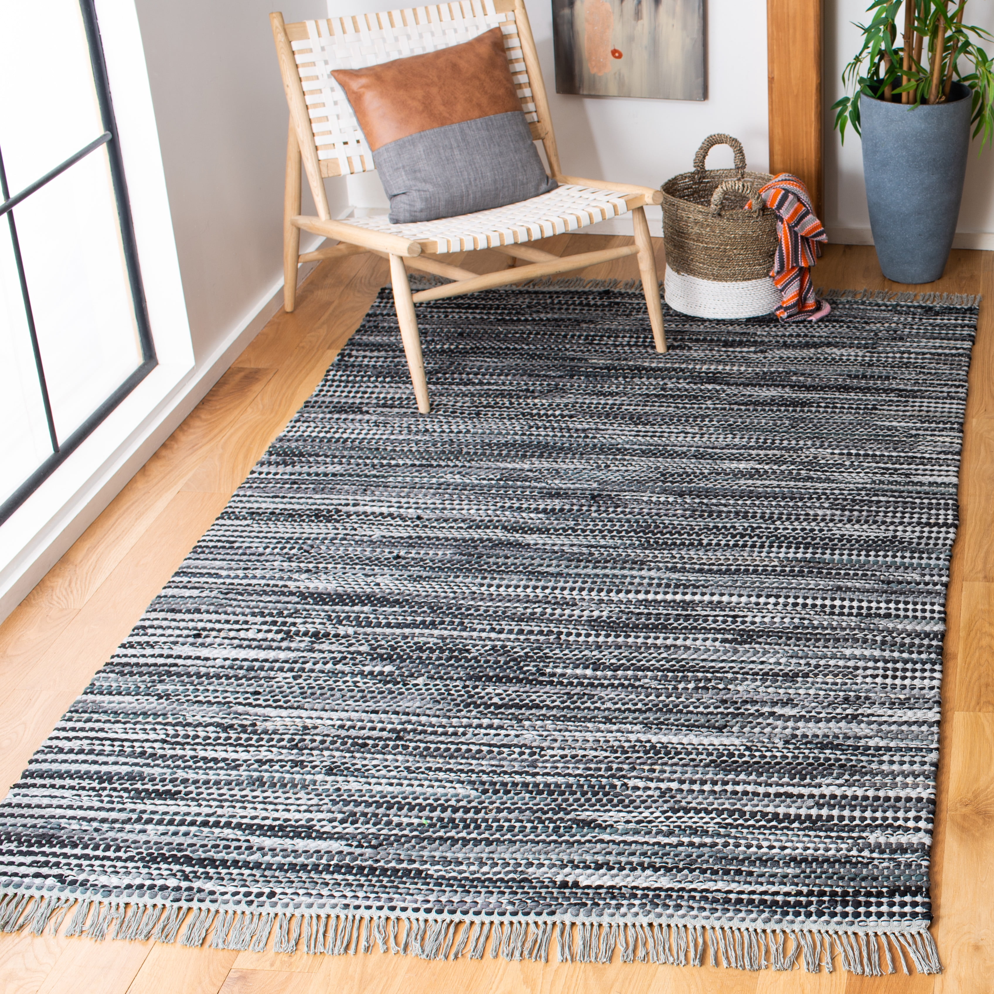 SAFAVIEH Montauk Renae Distressed Area Rug, Grey/Black, 6' x 9'