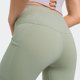 thumbnail image 4 of Pantalones de yoga de alto rendimiento con bolsillos laterales: leggings deportivos, nailon y spandex, ajuste ceñido y sujeción., 4 of 8