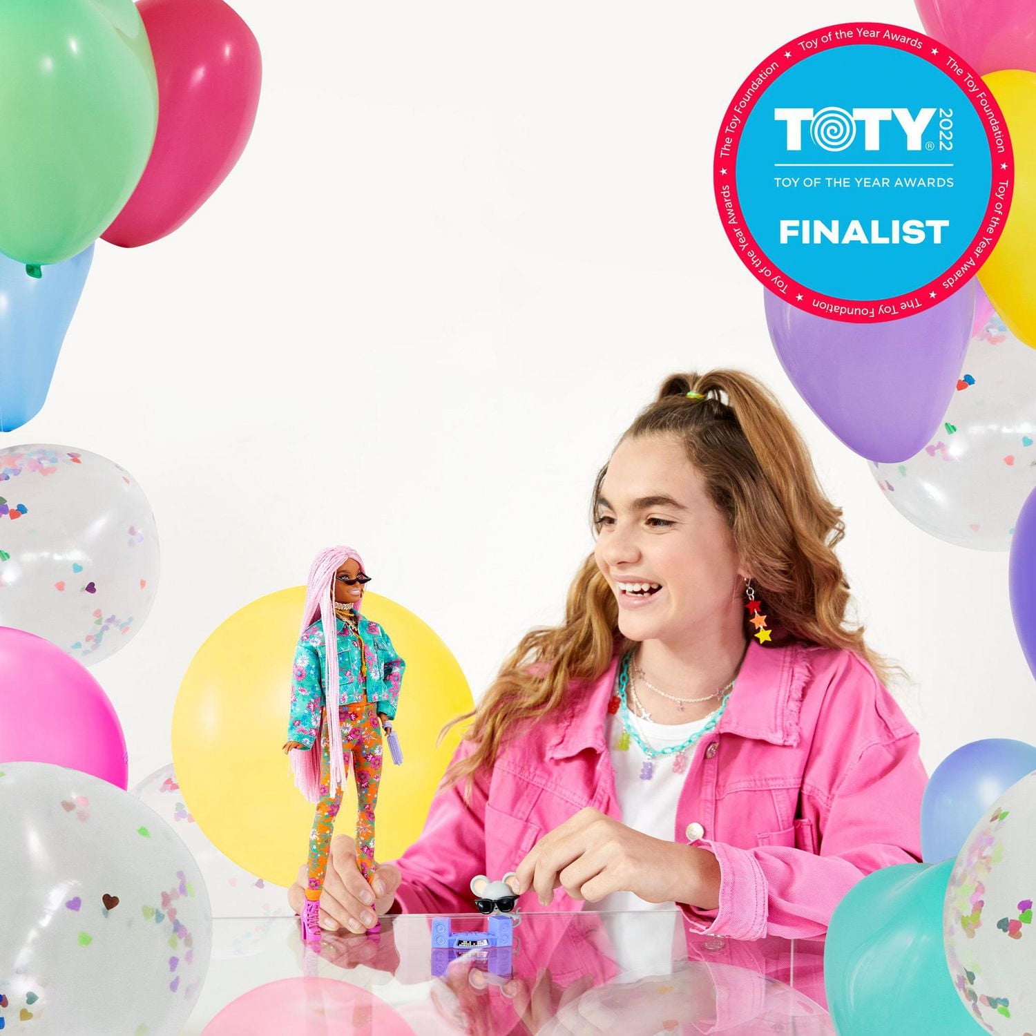 Poupée Barbie Extra n° 10 avec Veste à Imprimé Floral et Ensemble de Survêtements, Figurine Souris DJ, Très Longues Tresses Roses, Tenue et Accessoires, Plusieurs Articulations Flexibles, Cadeau