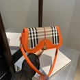 thumbnail image 4 of Bolso de mano francés de estilo nicho, popular este año, con un solo hombro, bandolera cuadrada pequeña con diseño a cuadros en contraste, bolso de mujer con cierre retro sencillo., 4 of 5