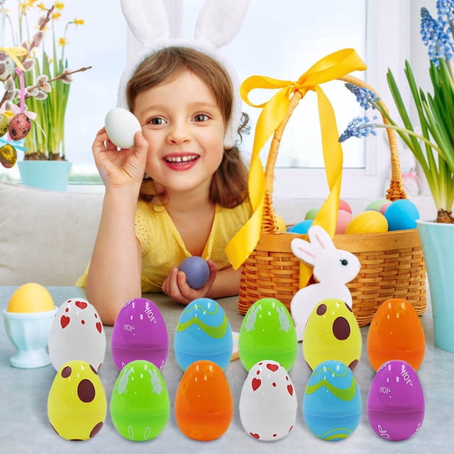xihbxyly huevos de pascua multicolor, set de huevos de plástico rellenos y juguetes táctiles sorpresa, vista frontal con doce huevos estampados (corazones, puntos y rayas) en morado, verde, azul, naranja y blanco; cesta de mimbre con lazo amarillo y niña con orejas de conejo en segundo plano, ambientación primaveral para decoración y regalos de fiesta, también aptos como juego duradero para aliviar el estrés.
