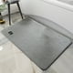 thumbnail image 5 of Tapete superabsorbente con base de goma antideslizante, lavable y supersuave para un secado rápido, ideal para baño, dormitorio y bañera, de Front Door Aestivo | Gris | AESTIVO, 5 of 8