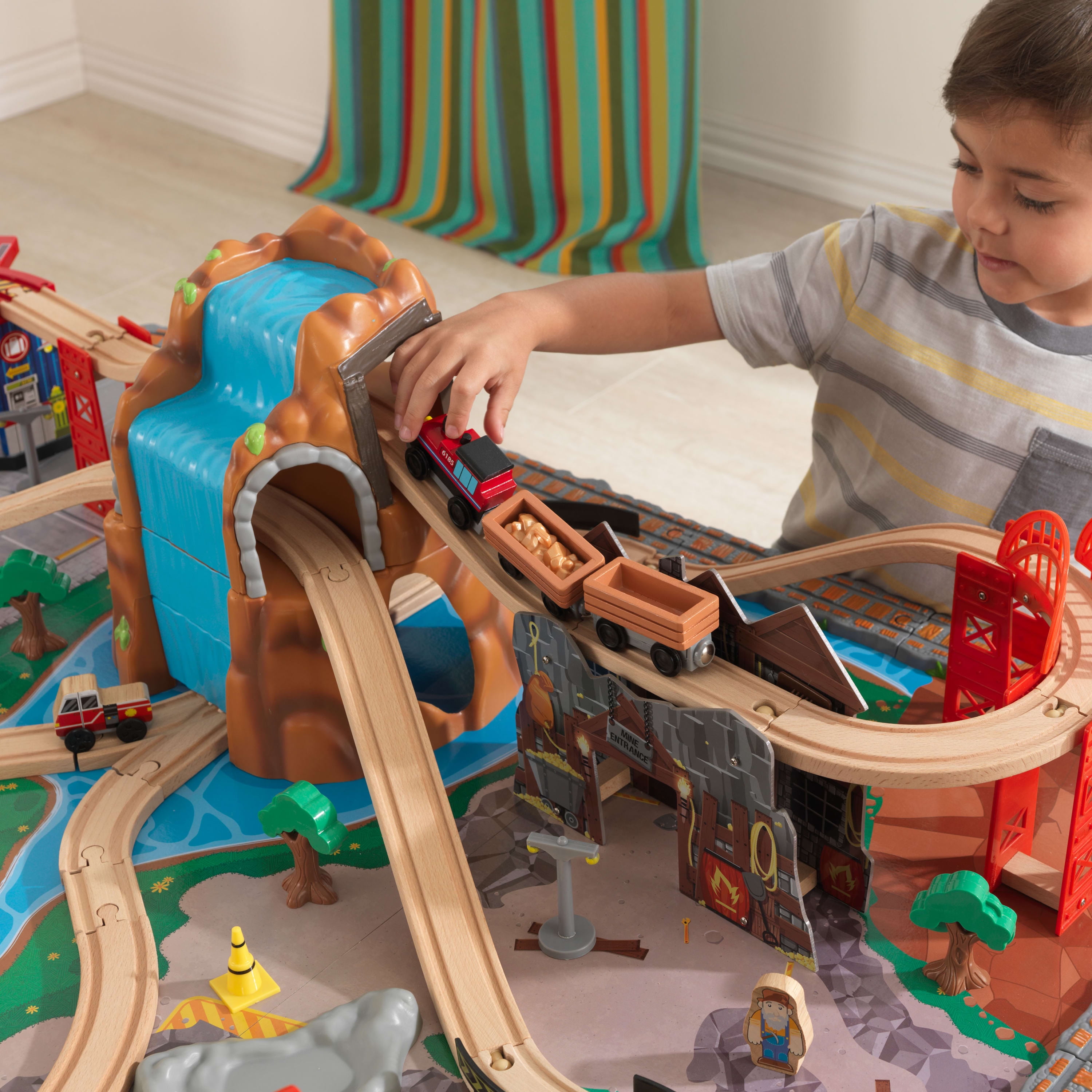 Circuit de Train + Table en Bois Waterfall Mountain - Kidkraft