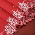 thumbnail image 3 of Tapete de mesa Simhomsen bordado con copos de nieve, color rojo navideño, 3 of 7