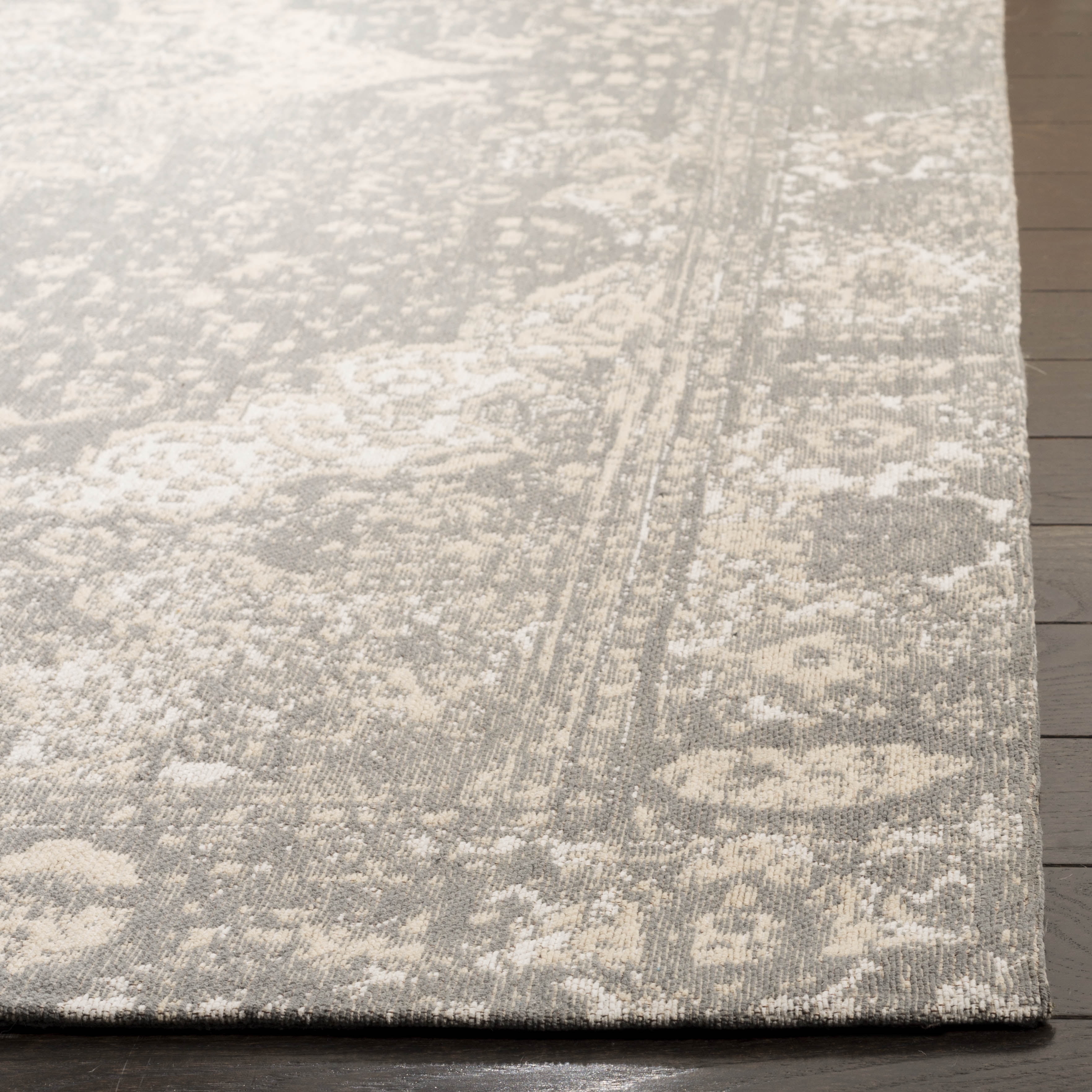 SAFAVIEH Classic Vintage Tris Floral Bordered Polyester Area Rug, Silver, 4' x 6'