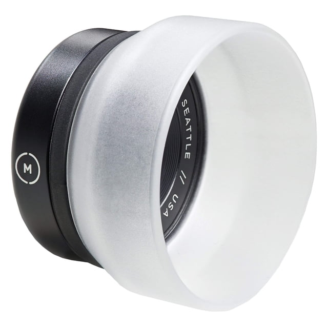 moment 10x macro lens (m-series & t-series) - attachment lens for iphone pixel galaxy oneplus phones (m-series) Primer plano de la lente macro 10x Serie M con parasol difusor blanco; cuerpo cilíndrico negro con marca 'M' y borde interior grabado 'SEATTLE / USA', diseñada para enfocar a menos de una pulgada y capturar texturas y detalles en primer plano.