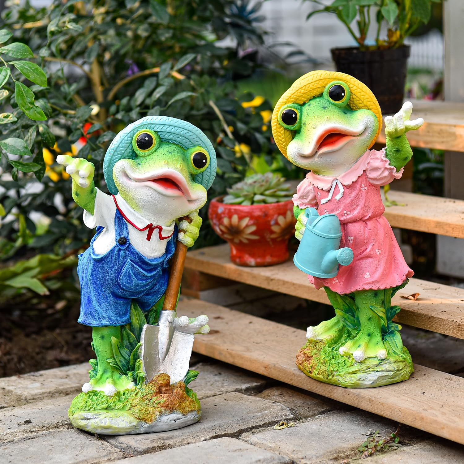 Sungmor Frog Garden Statue Outdoor Decor, Resin Hard-Working Frog Holding Shovel Figurine, Funny Frog Couple Statues for Yard Porch Lawn Decoration, Home Office Frog Ornaments