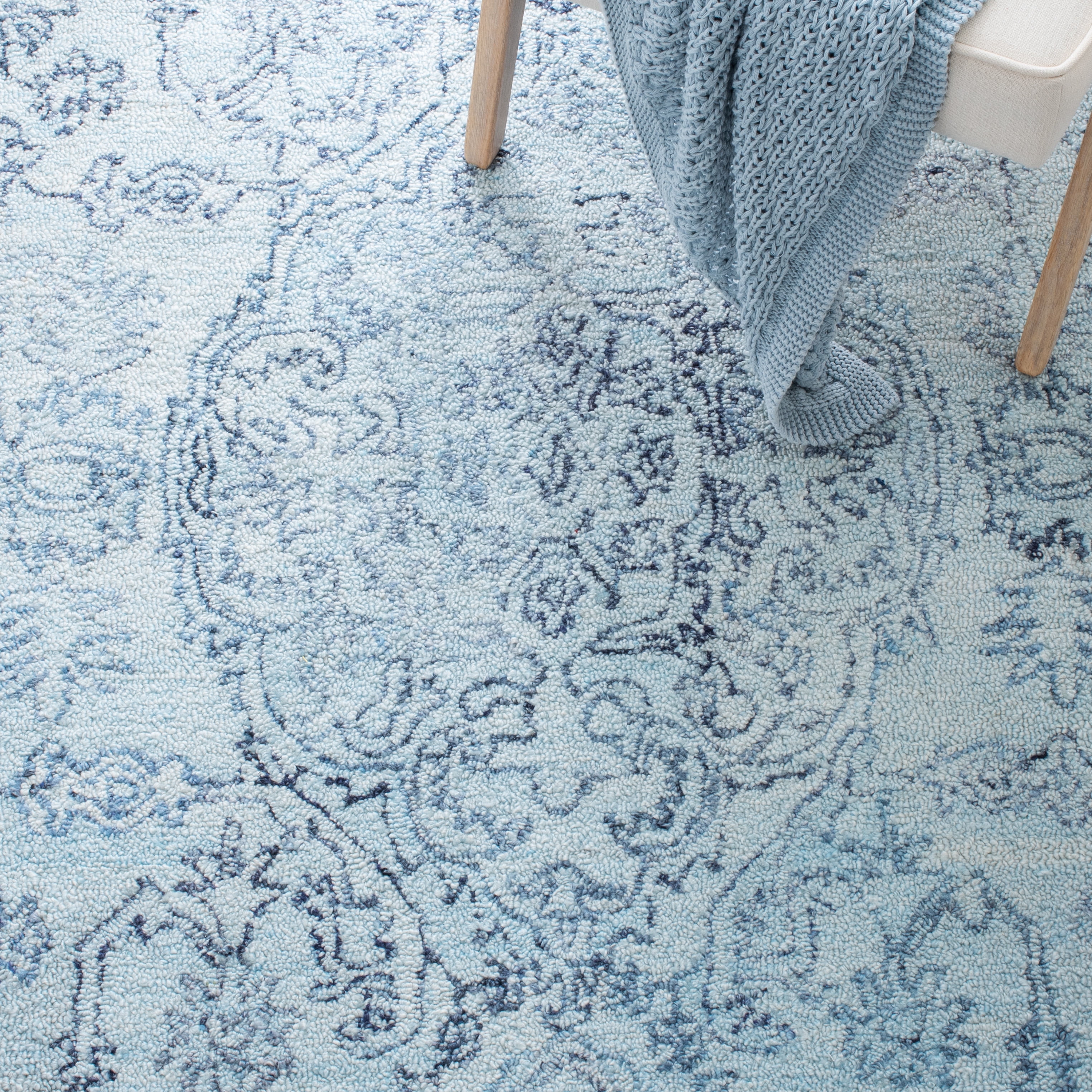 SAFAVIEH Marquee Xanthia Medallion Area Rug, Light Blue/Navy, 3' x 5'