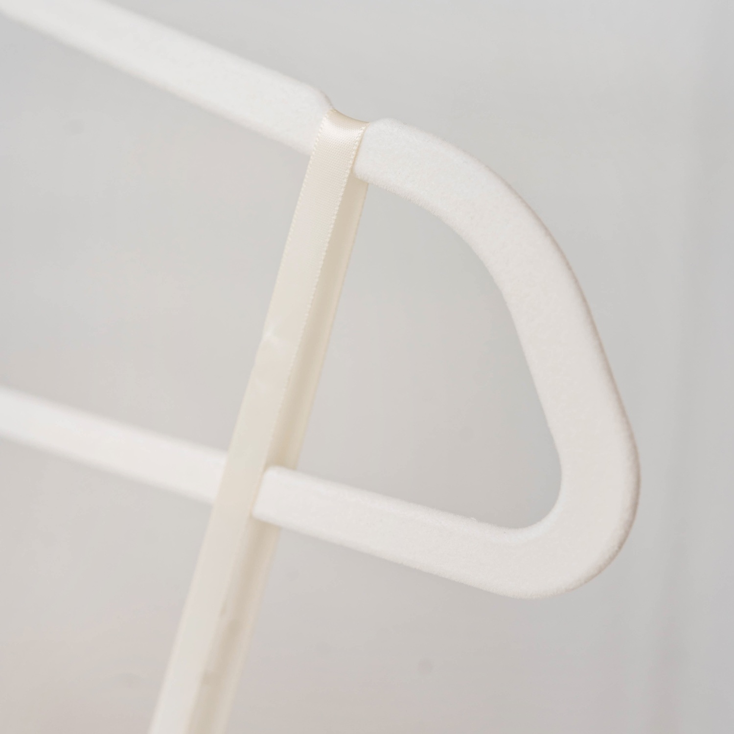 3 Sprouts Adult Velvet Hanger/Cream (Set of 30)