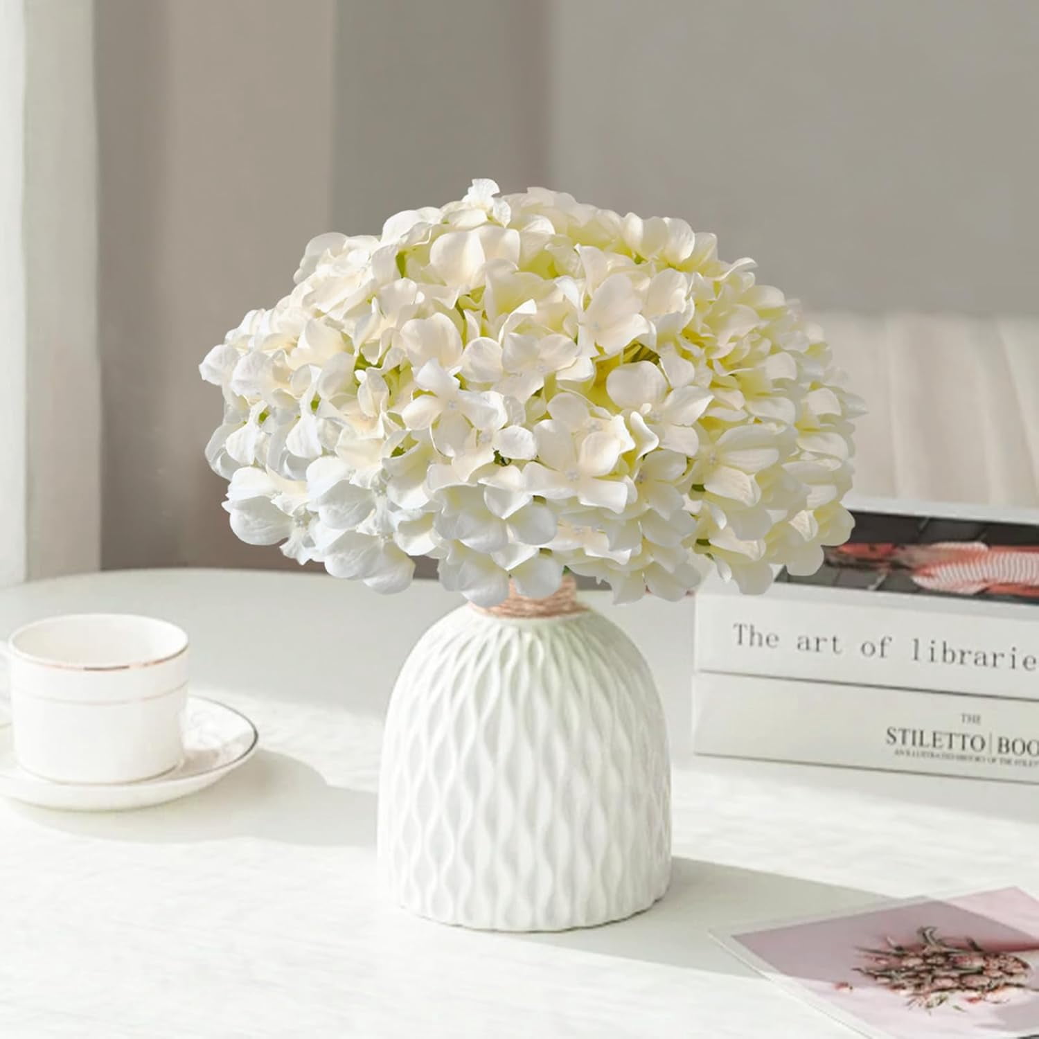 65Pcs White Hydrangea Artificial Flowers Bulk，Realistic Silk Fake Flowers with Stems，Faux Hydrangea Flowers for Wedding Home Decor Centerpieces Living Room Garden Party Baby Shower Decoration