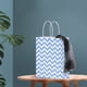 thumbnail image 3 of 25 bolsas de regalo de papel Kraft con forma de onda pequeña con asas, bolsa de mano reciclable (azul), 3 of 10