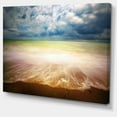 thumbnail image 2 of Plage Exotique en Journée d'Été Nuageuse, 2 of 3