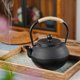 thumbnail image 4 of Sungmor Tetera de Hierro Fundido Negra, Tetera Japonesa Tetsubin para Hojas Sueltas, Juego de Té Duradero Que Retiene el Calor con Infusor de Acero Inoxidable y Interior Esmaltado, 42 oz/1200 ml, 4 of 8