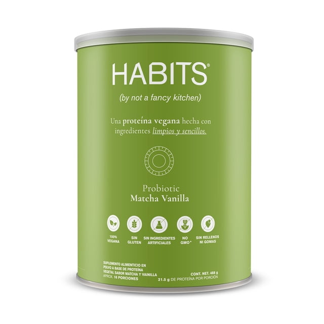 proteína vegana habits matcha vanilla 488g Vista frontal de lata cilíndrica verde con tapa plateada; etiqueta HABITS en blanco, texto que indica proteína vegana matcha vainilla, pictogramas de 100% vegana, sin gluten, sin GMO y sin gomas, aporte de 21.5 g de proteína por scoop y modo de mezcla con 350 ml de líquido. También es adecuada para preparar batidos fríos o calientes y como complemento proteico en recetas.