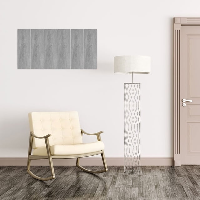 unbranded 32ud azulejos autoadhesivos gris imitación madera pvc para instalación panel con 32 pegatinas grises de veta de madera (45 x 15 cm cada una) colocadas sobre pared blanca; tablones autoadhesivos en PVC con patrón de vetas visibles; escena de sala con suelo gris, butaca beige y lámpara que ejemplifica uso en paredes, suelos y salpicaderos.