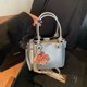 thumbnail image 3 of Bolso tipo cubo con estampado de lichi de alta calidad para mujer, nuevo estilo 2025, bolso tipo cesta para verduras de mano, moderno y versátil bolso bandolera., 3 of 5