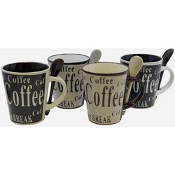 juego de tazas de café con cuchara zhivalor gibson bareggio 8 piezas 13 onzas set de 8 piezas; en primer plano cuatro tazas cónicas con asas grandes en tonos crema y café, cada una con la palabra Coffee estampada en letra grande y una cucharita a juego colocada en el asa; fondo blanco neutro, ideal para servir café y apto también para chocolate caliente o té.