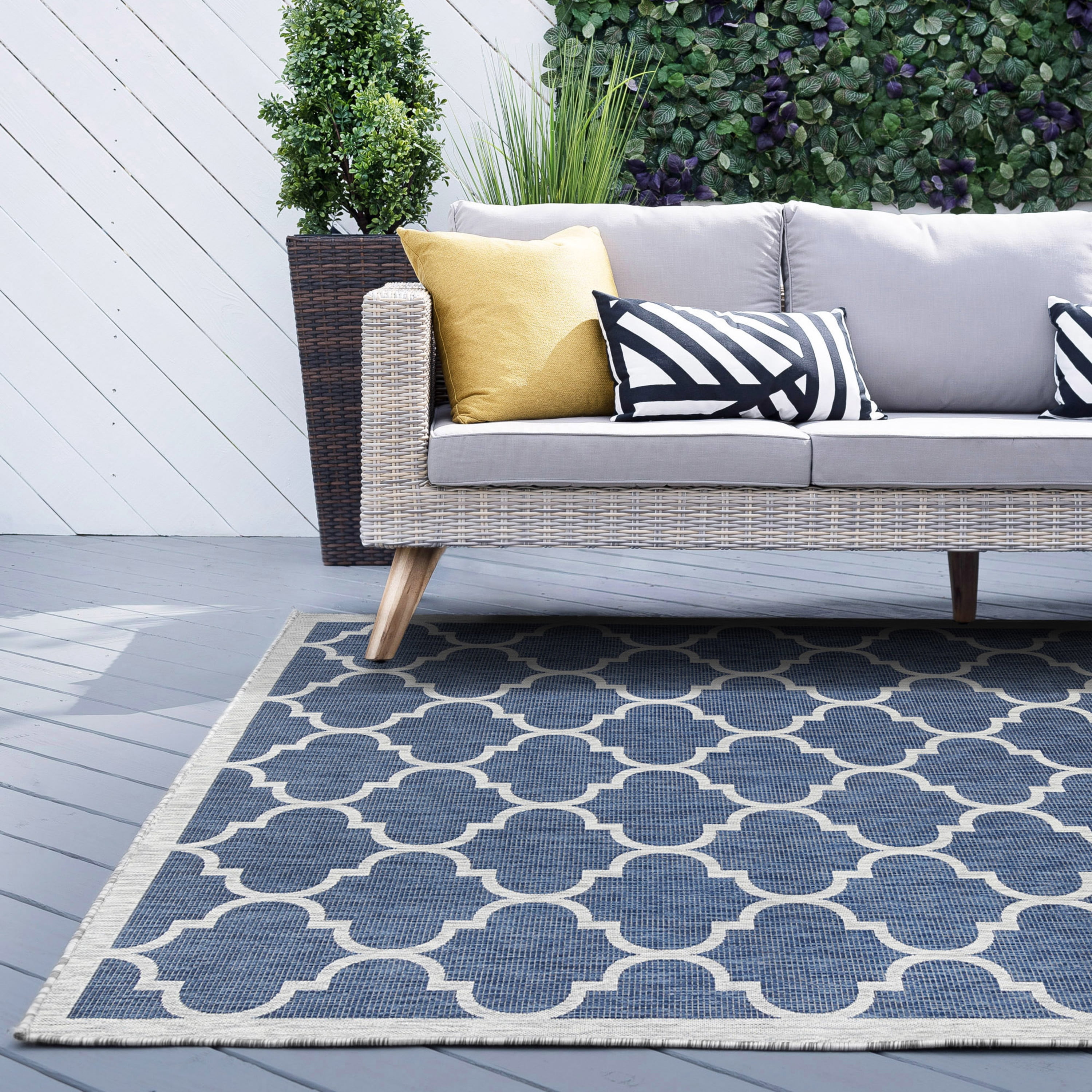 Veranda Contemporary 5' x 7' Navy and Light Gray Polypropylene Outdoor Area Rug