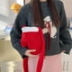 thumbnail image 5 of Bolso cruzado de guante rojo de Navidad | Poliéster de felpa | 26x20x3cm | Acento con estampado de estrellas • Correa ajustable • Forro polar suave y cálido • Bolso festivo para mujer, 5 of 6