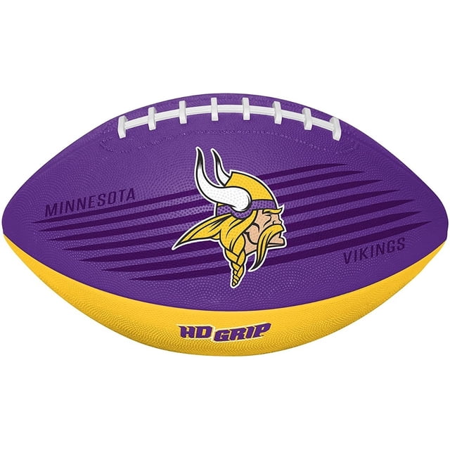balon de futbol americano youth nfl - minnesota vikings rawlings balón tamaño junior (23.11 x 12.95 x 11.68 cm) en púrpura y amarillo con logo de Vikings en el panel central, costuras blancas visibles y textura de goma moldeada HD Grip, vista frontal centrada.