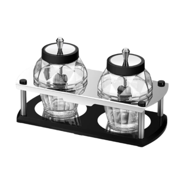 Frascos para condimentos, botes, lindos frascos para condimentos para sal y pimienta en la encimera de la cocina. 2 tarros de condimentos