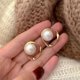 thumbnail image 1 of Pendientes de flores de perlas francesas con diseño de nicho bajo la luna, bonitos pendientes retro con aguja plateada para mujer, construcción duradera, 1 of 1