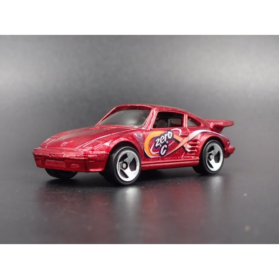 Open Box 1978-1983 PORSCHE 930 TURBO SLANT NOSE 1:64 SCALE DIORAMA DIECAST MODEL CAR