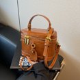 thumbnail image 3 of Bolso bandolera portátil estilo retro para mujer, nueva moda 2025, informal, de alta gama, estilo bandolera, tendencia, 3 of 5