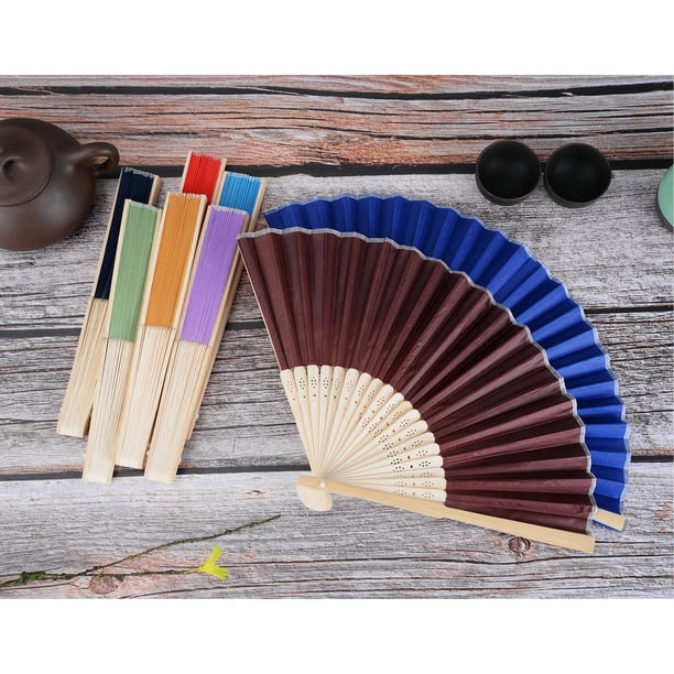 Los abanicos plegables pueden ser abanicos de bambú, abanicos de tela de color sólido, abanicos de estilo variado