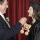 thumbnail image 4 of Oso de Graduación con Birrete de Doctorado | Peluche de 18 cm para Graduados | Peluche suave que no suelta pelo | Regalo de graduación único para estudiantes y familiares, 4 of 5