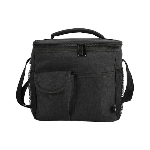 lonchera pen + gear tote gris con bolsillos 1 pieza lonchera térmica gris, vista frontal centrada con cierre superior de doble zipper, asa acolchada y correa ajustable; panel frontal con dos bolsillos (uno con solapa) y bolsillos laterales de malla para botellas, tejido poliéster 300D y forro aislante PEVA. Apta para picnic, playa y senderismo; a menudo usada también como organizador de utensilios.