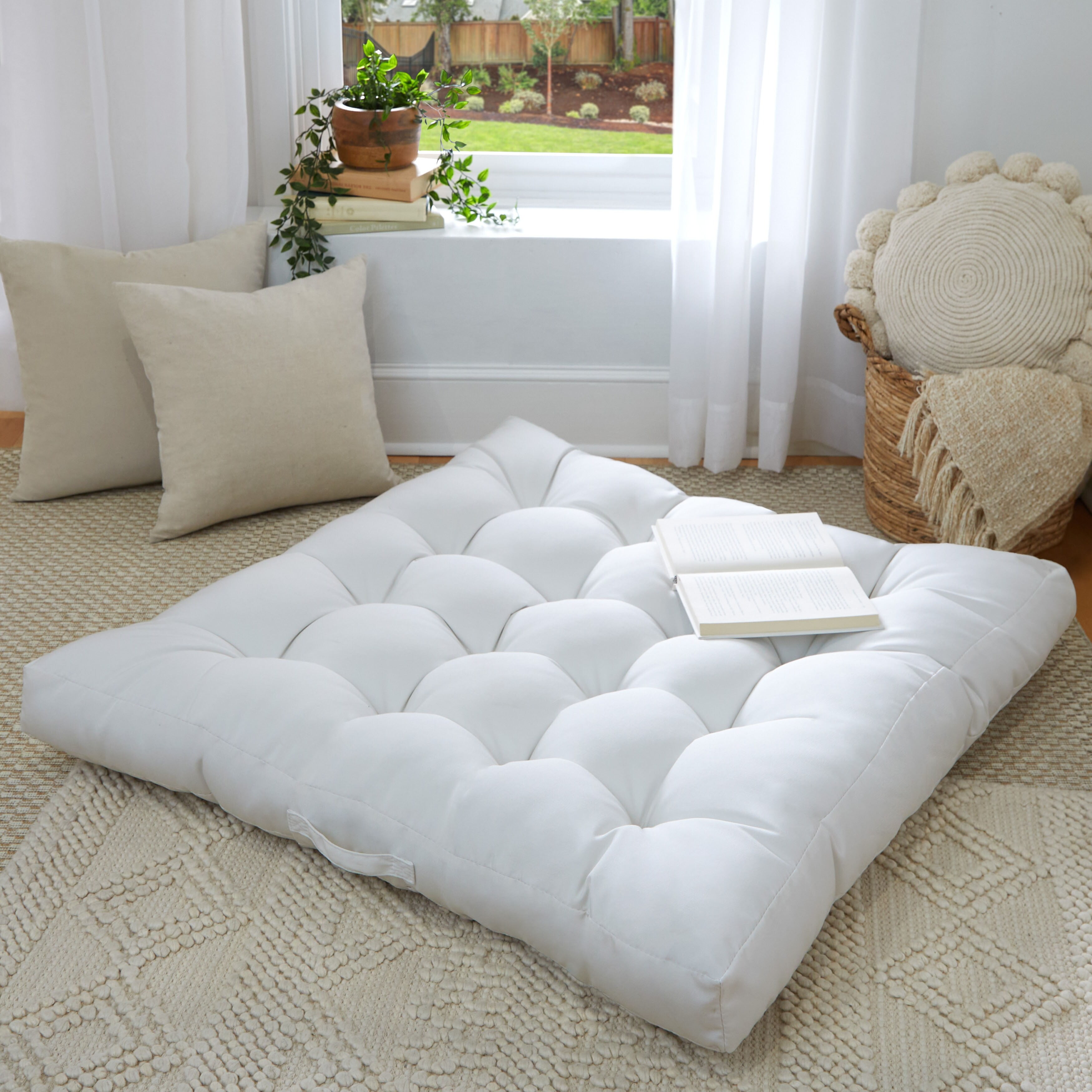 Tufted floor pillow - Best Fabric Store Blog